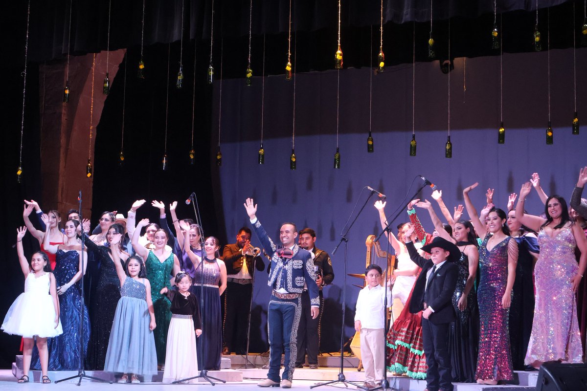 El concierto "Querida", homenaje a Juan Gabriel, llenó el Teatro Hinojosa los días 8 y 9 de mayo. Más de 20 voces locales del taller de canto del maestro Edgar Reyes interpretaron éxitos del Divo de Juárez. dialogojerez.com/el-talento-jer…
