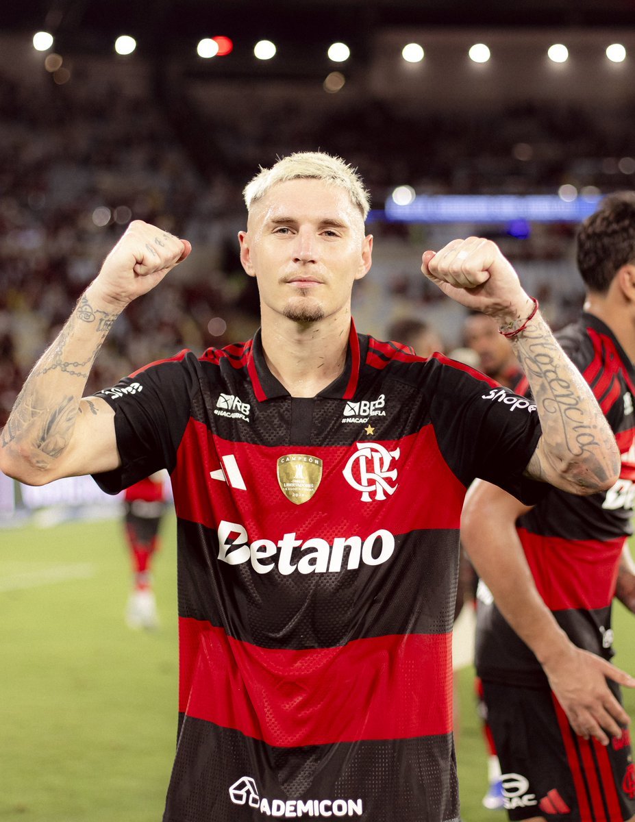 Eu sou um cara que gosta muito de jogadores habilidosos. Porém, jogador com raça, sangue dentro de campo, carrinho e mergulho de cabeça ganha meu coração muito mais. 🔴⚫

E o que o Varela vem fazendo é espetacular. 🇺🇾

Tem uma frase do Zico que combina muito com isso:

“SE O