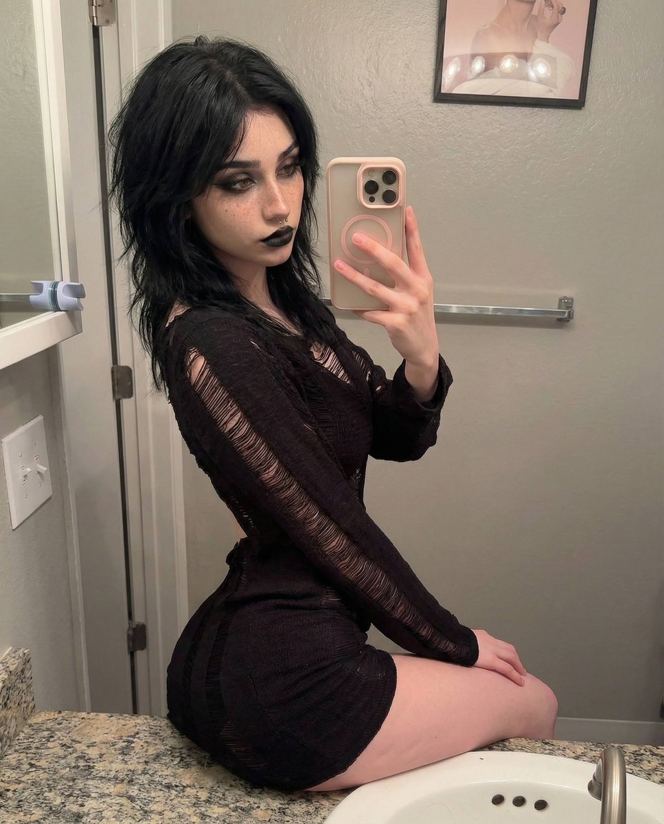 Gothvickyxx's tweet photo. @odalislov Something you can't resist 👀 https://t.co/B2MeyOfJjg