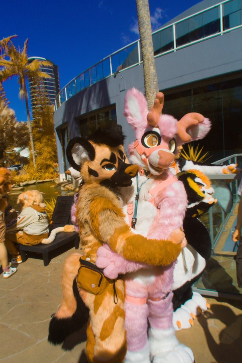 CharlieDeer1's tweet photo. My blue flavour has been stolen >:(

📸: @toastedlynx https://t.co/H9nYfJt5Rz