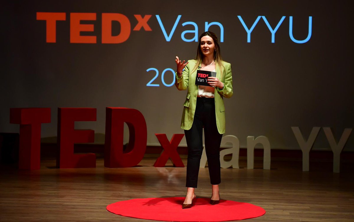 HaberVANYYU's tweet photo. Van Yüzüncü Yıl Üniversitesi, TEDxVanYYU etkinliğine ev sahipliği yaptı.

MedyaLab Prof. Dr. Cengiz Andiç Kültür Merkezi’nde gerçekleştirilen TEDxVanYYU etkinliği; bilim, sanat, deneyim ve ilham veren yaşam hikâyelerini aynı sahnede buluşturdu.

“Görünmez Bağlar” temasıyla düzenlenen programda konuşmacılar; insanı, doğayı, teknolojiyi, cesareti ve geleceği birbirine bağlayan fikir ve deneyimlerini katılımcılarla paylaştı. ✨

Haberin detayı linkte 👉 https://t.co/d8yvhKj9Ow

@hsevli 
#TEDx
#TEDxVanYYU
#GörünmezBağlar
#VanYYÜEtkinlikleri 
#VanYüzüncüYılÜniversitesi 
#VanYYÜ