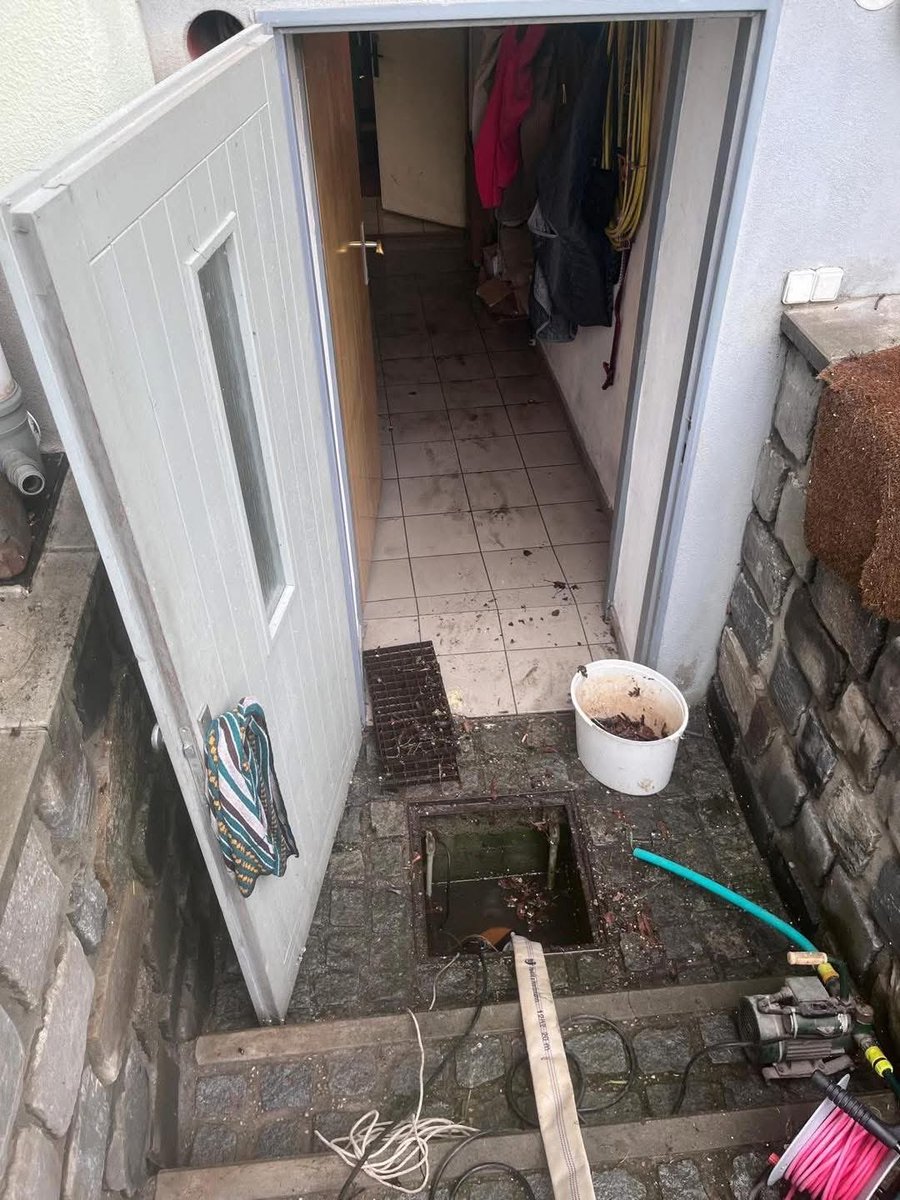 Machu_CT's tweet photo. Hasiči ve Zlínském kraji zatím vyjížděli k jednotkám případů, které souvisely s následky bouřek. Například v Ostrožské Nové Vsi čerpali vodu ze sklepa a zahrady. Výstraha meteorologů platí pro většinu kraje do zítřejší šesté hodiny. 
Zdroj fotografií: SDH Ostrožská Nová Ves https://t.co/23BYilzKF5
