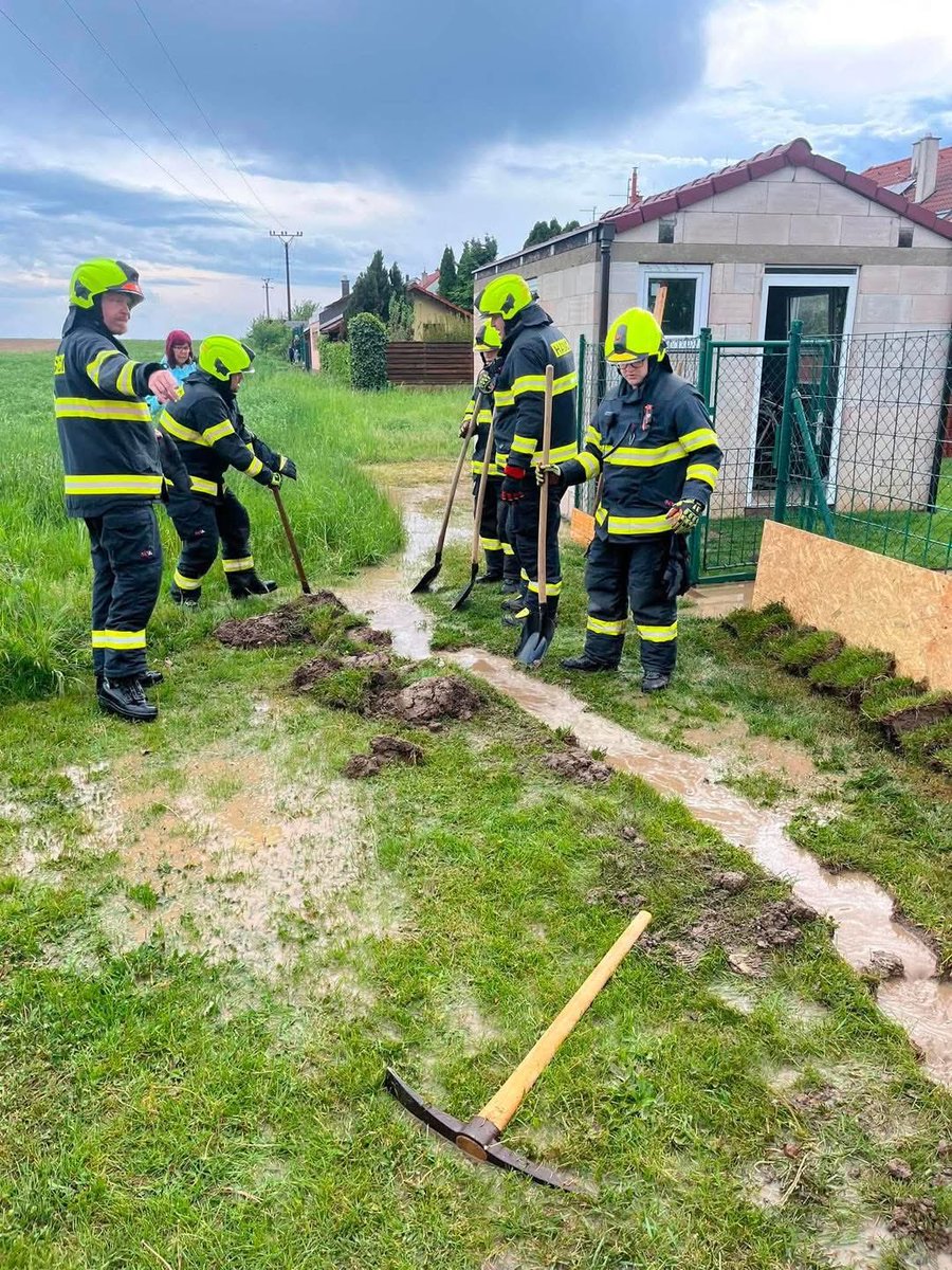 Machu_CT's tweet photo. Hasiči ve Zlínském kraji zatím vyjížděli k jednotkám případů, které souvisely s následky bouřek. Například v Ostrožské Nové Vsi čerpali vodu ze sklepa a zahrady. Výstraha meteorologů platí pro většinu kraje do zítřejší šesté hodiny. 
Zdroj fotografií: SDH Ostrožská Nová Ves https://t.co/23BYilzKF5