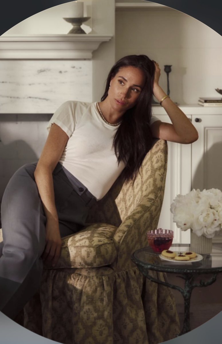 whatmegwore's tweet photo. Meghan has updated her profile photo on Instagram and we are loving it!

#whatmeghanwore #MeghanMarkle https://t.co/l8wZsL6Jkx