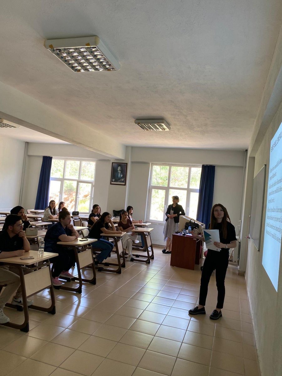 paubekilli's tweet photo. Pamukkale Üniversitesi Bekilli MYO’da sektör-öğrenci buluşması. Bankacılık ve Sigortacılık Programı kapsamında, Anadolu Hayat Emeklilik Gelecek Planlama Uzmanı Ceren Ala Tutaş öğrencilerimizle bir araya gelerek  (BES) ve hayat sigortaları üzerine kapsamlı bir ders gerçekleştirdi. https://t.co/9XCJO6wkTE