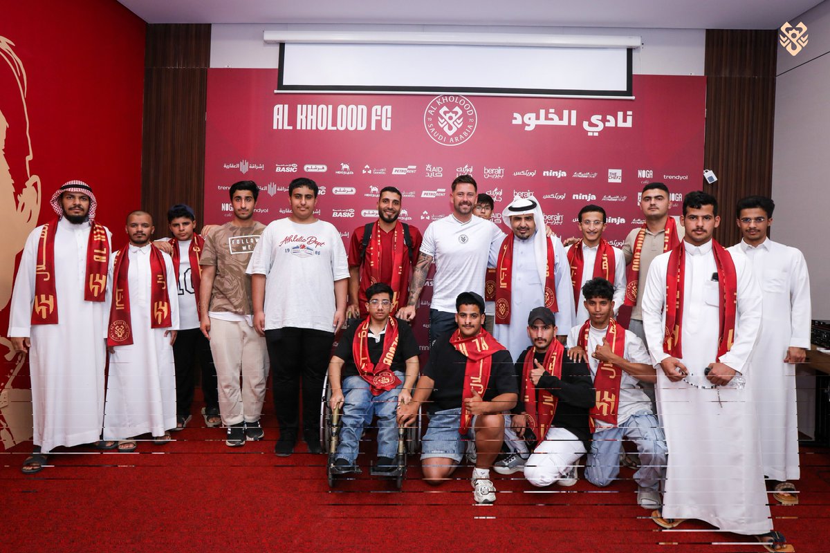 AlKholoodClub's tweet photo. إدارة نادينا ومدربنا "باكنغهام" استقبلوا اليوم جمهور الفخر اللي تعنّى من الرس لجدة.. شكراً لوفائكم في نهائي أغلى الكؤوس، وما هي غريبة عليكم 🤩❤️ https://t.co/5ijKemygAb