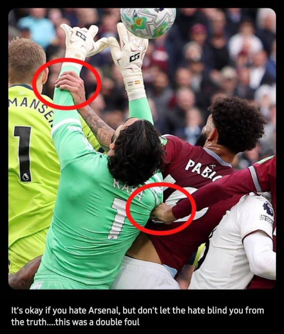 J10249056's tweet photo. @simomzansi @JayG00nie @hmzaidi @WestHam_Central Show me one Arsenal set piece where we scored and the keepers arm is being held and pulled down as he’s making contact with the ball. Thats the difference. https://t.co/9vJKCATGfH