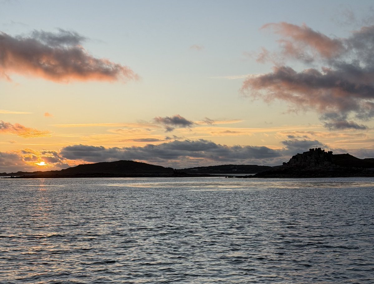 MichaelGShryane's tweet photo. Stealth mission to #TrescoAbbeyGardens tomorrow am - hiding out some incoming NW winds in #CarnNear Blessed to be in the @IOSTravel #Scilly https://t.co/JJjoEy3Lmo