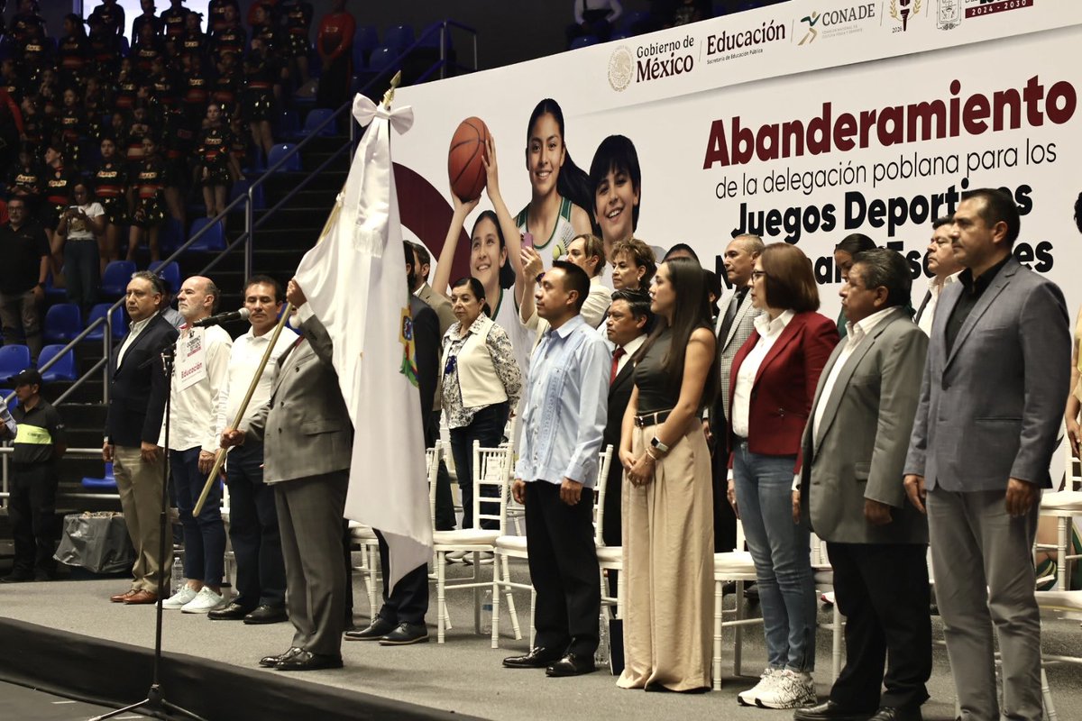 CECyTEPUE's tweet photo. 🏅🇲🇽 La directora general @virginiagmelgarejo asistió al Abanderamiento de la Delegación Puebla para los Juegos Deportivos Nacionales Escolares, acompañada por alumnas y alumnos del @cecyte_cholula_ .  ✨⚽

#PorAmorAPuebla #PensarEnGrande #CECYTEPuebla #HazloEnGrande https://t.co/PFhEgRUFB9