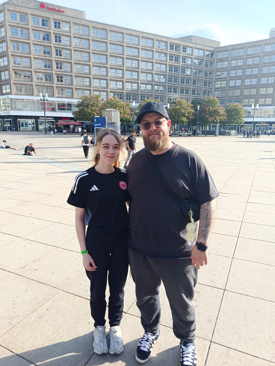 LunaaVLRNT's tweet photo. Dieses wochende in Berlin war wieder mal überwältigend 🥰 es hat mega Spaß gemacht alle wieder zu treffen und auch neue Gesichter zu sehen 🫶🏻

Es war mir eine Ehre @stev0rr @minaakio und @Eintrachtesport zu treffen und auch das Banner von Stev0rr zu präsentieren. https://t.co/egPs0sNSk0
