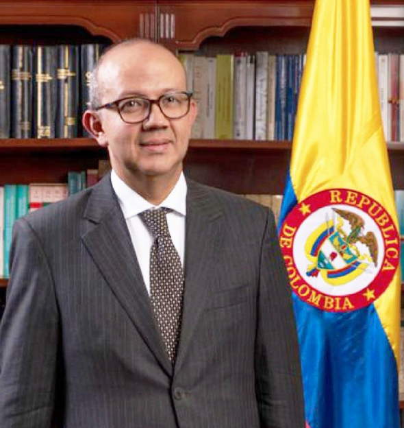 Metió las patas
El magistrado,Juan Enrique Bedoya, del Consejo de Estado, que suspendió la totalidad del traslado de ahorros de los fondos privados a Colpensiones prevaricó.
La Corte Constitucional al suspender provisionalmente la reforma pensional dejo en vigor el art 76, cuyo