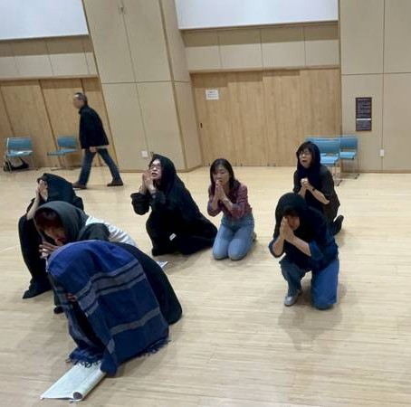 YESTERDAYVAR's tweet photo. 経ち稽古を重ね作品創りが進む。清水邦夫の世界観の中で役者が躍動し始める。丁寧にシーン一つずつ、相手の言動を受け止め甘受したモノを返す。台詞が一人の生命体からあふれ出す”言の葉”として伝わっていく。稽古場に漂うこの緊張感が好き。　　　　BY櫻子
＃清水邦夫　＃稽古場リレー日記 https://t.co/DI0HrRDJvJ
