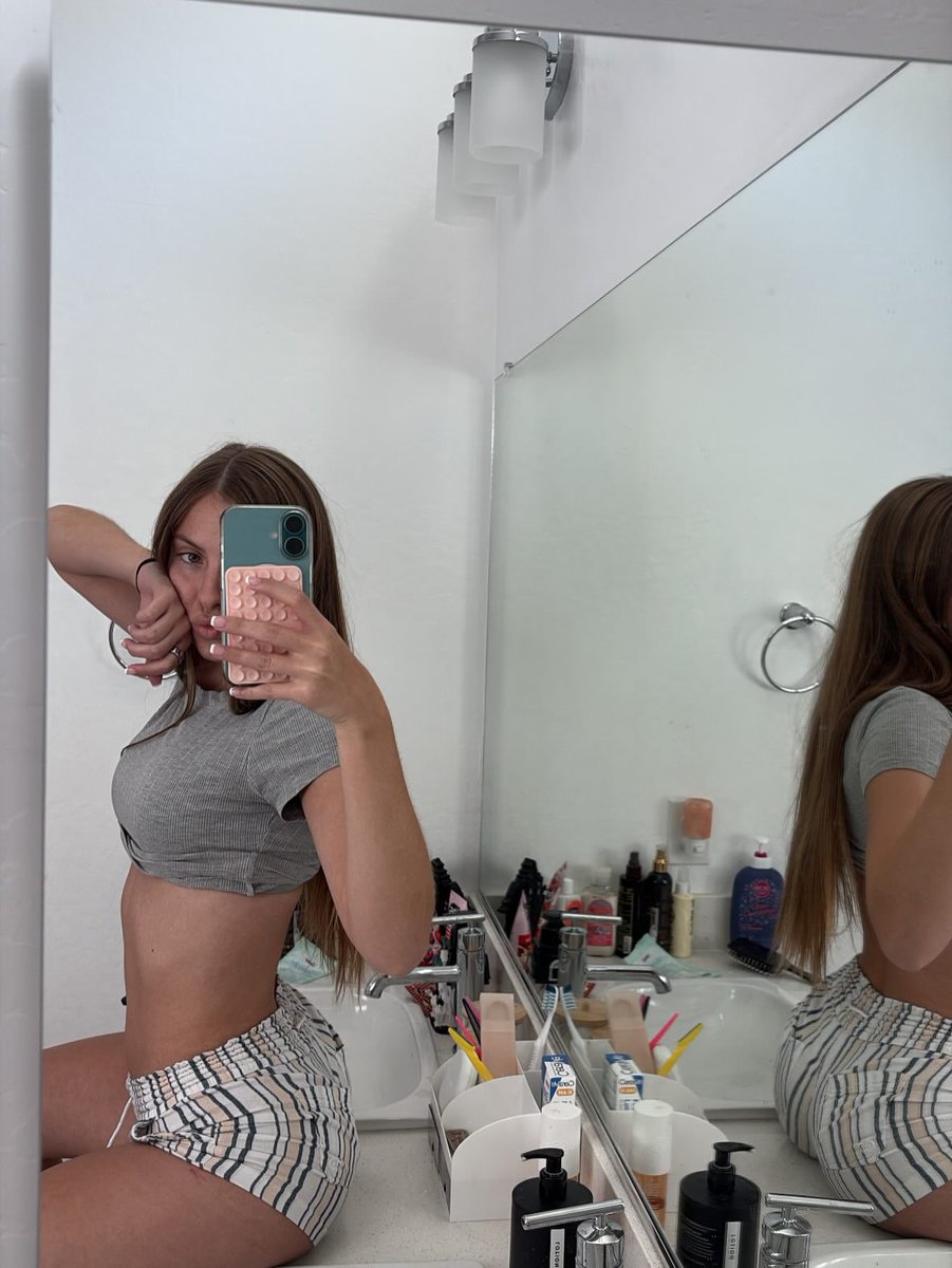 goddess miley ⋆˚꩜。 tweet media
