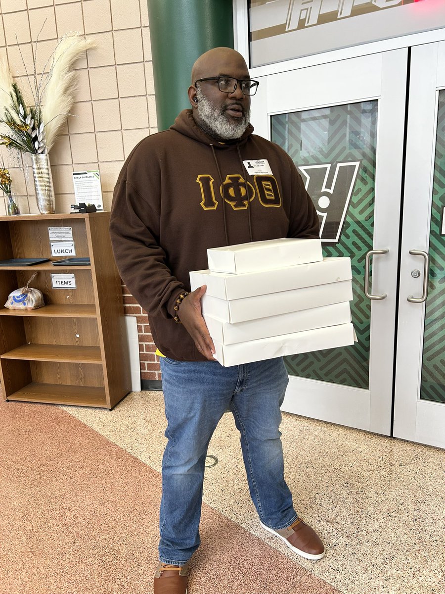 DExecAssistant's tweet photo. Thank you Mr. Edwards for bringing donuts and juice for Teacher Appreciation Week. https://t.co/pv62nNPRaB