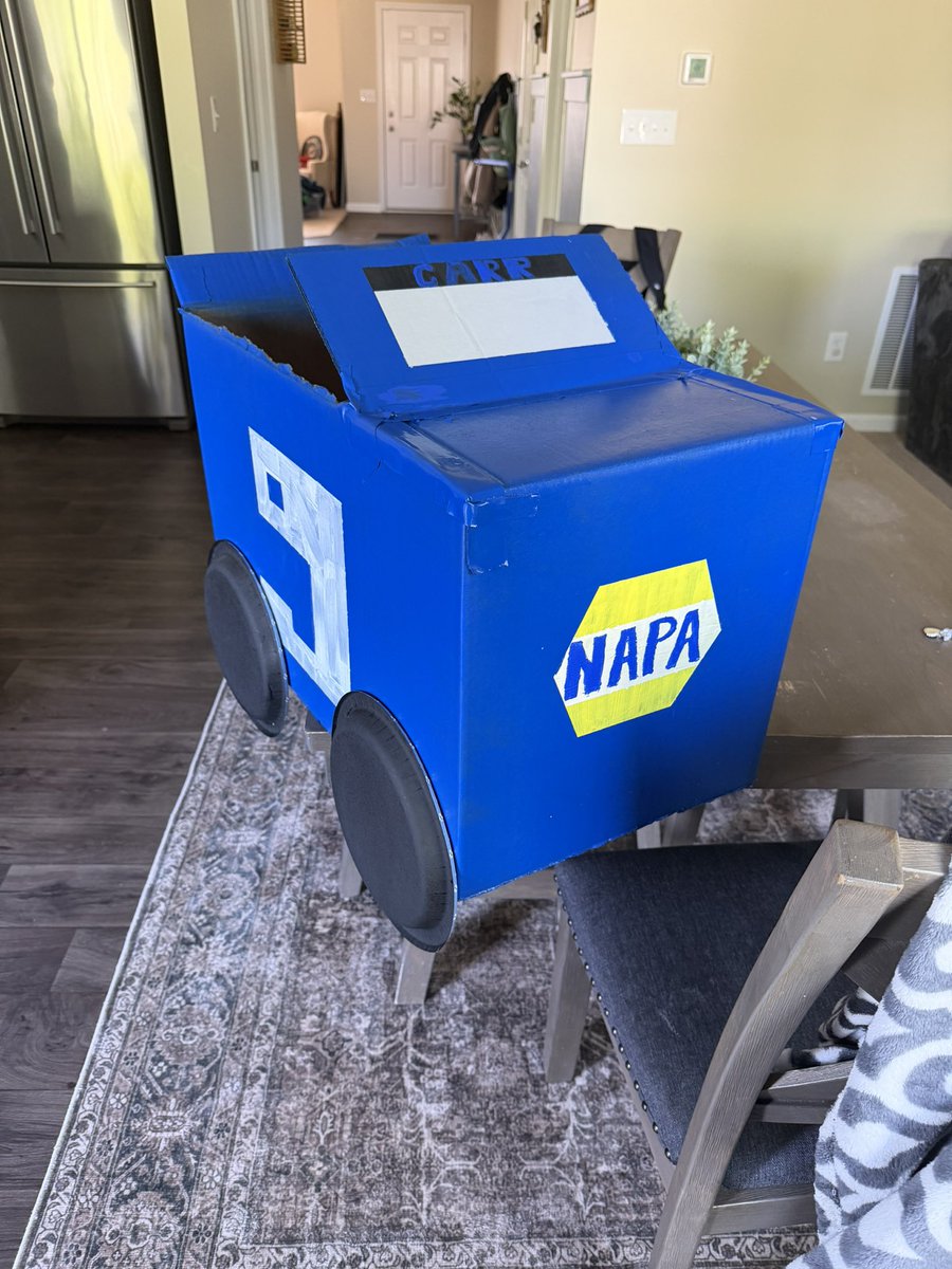 CarrdinalSin's tweet photo. @chaseelliott @TeamHendrick @theNAPAnetwork my sons box car for their Kindy 500 this week. Had to be like Chase! https://t.co/6ZTeoMMYvf