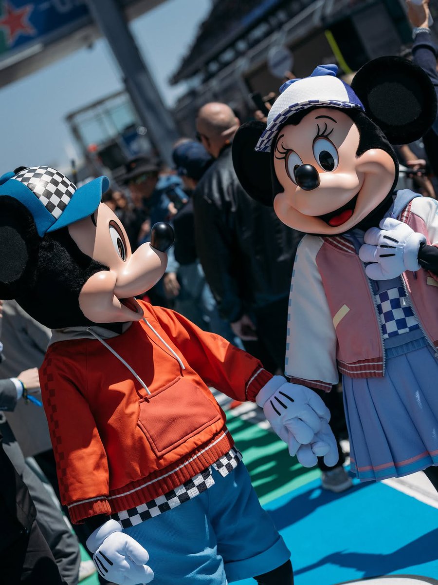 Mickey Mouse tweet media