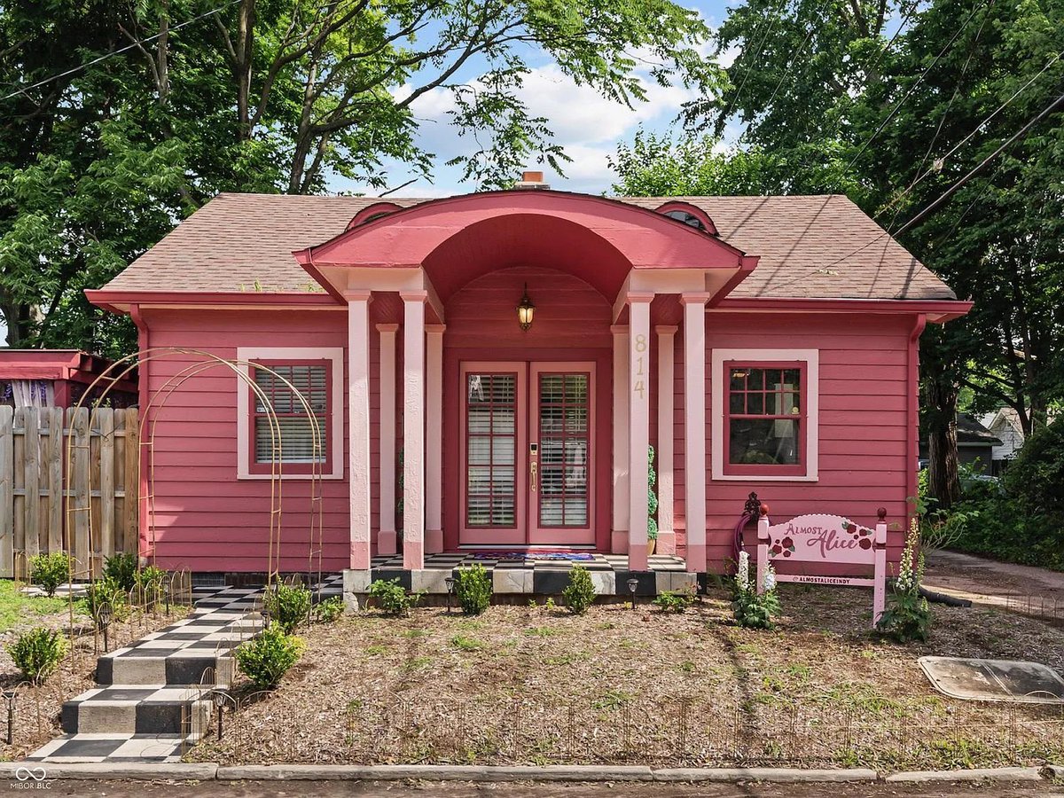 Zillow Gone Wild 🏡 tweet media