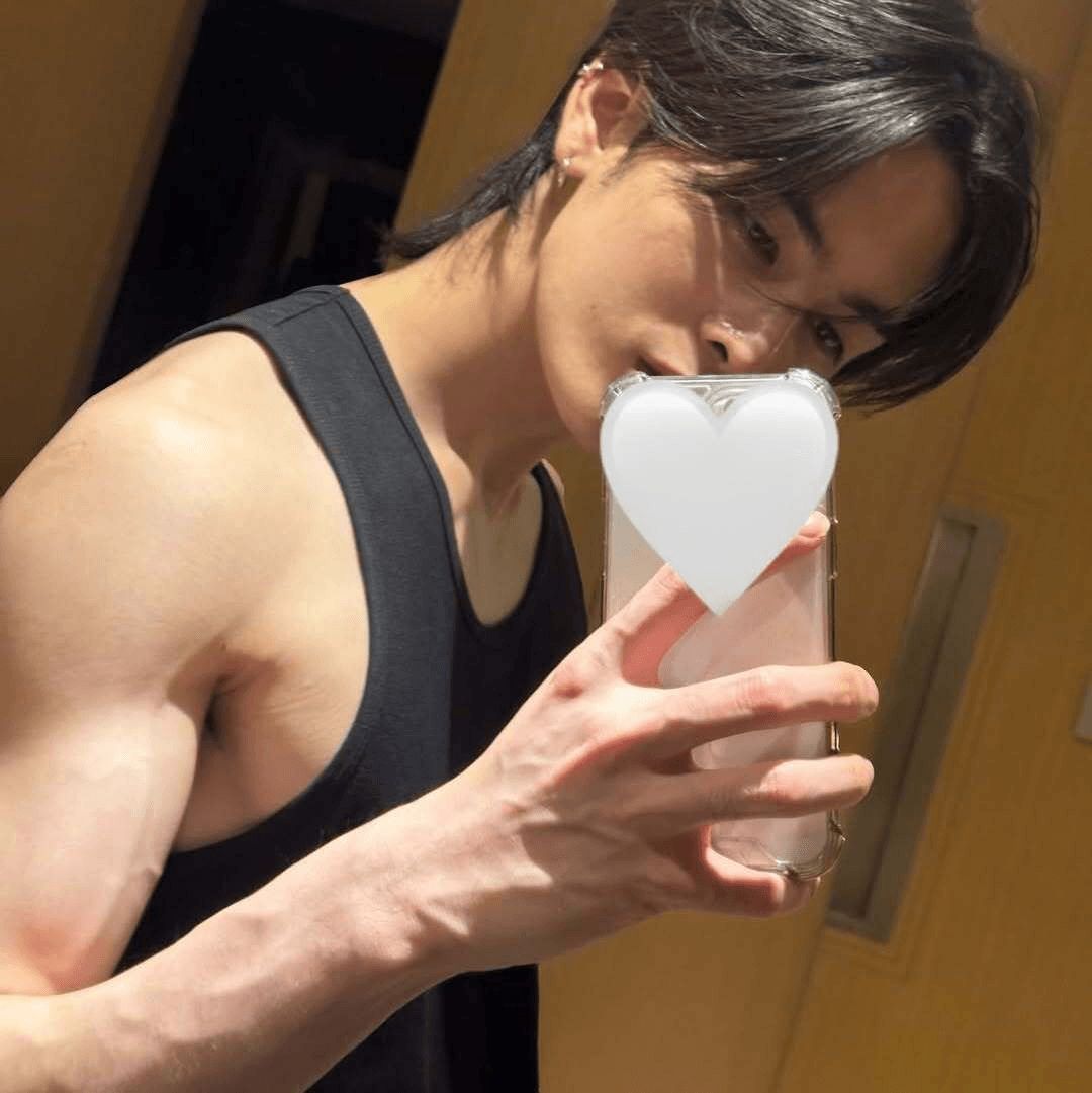 flexing actor tweet media