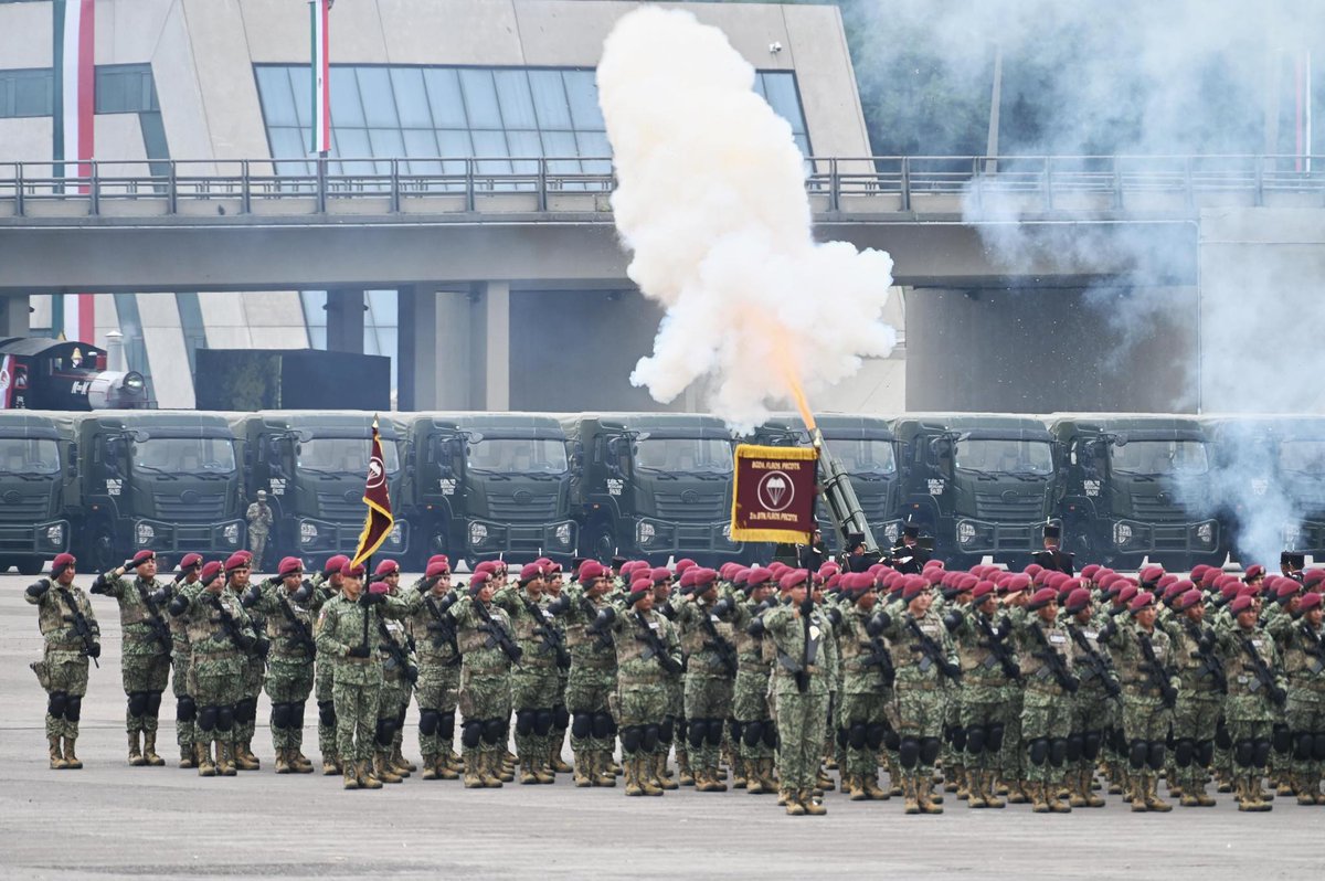 maeroespacial's tweet photo. Ceremonia por el 106.º aniversario de la Columna de la Legalidad, en el Heroico Colegio Militar. https://t.co/gSpiYaW3pW