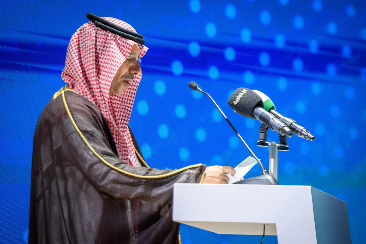 imarat_almadina's tweet photo. وفي كلمته..
أكد معالي نائب وزير الموارد البشرية والتنمية الاجتماعية للعمل د.عبدالله أبوثنين أن الملتقى يكتسب أهمية خاصة بوصفه المحطة الختامية لملتقيات «#وعد» المناطقية، التي تهدف إلى توسيع الوصول إلى الفرص التدريبية، وتعزيز الوعي بأهمية المهارات، وربط المستفيدين بالمبادرات والبرامج الوطنية، مبينًا أن المبادرة في نسختها الثانية تستهدف تقديم 3 ملايين فرصة تدريبية بحلول عام 2028.