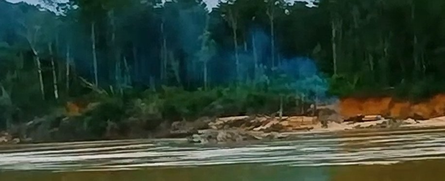 #Atencion #Venezuela 

Continúa el libre tránsito fluvial de combustible para mantener operativas las balsas mineras ilegales en el río Caroní, próximas a la comunidad de Aripichi Sector 3 #GranSabana 

#AmbienteSinDerechos 
#SurDelOrinoco