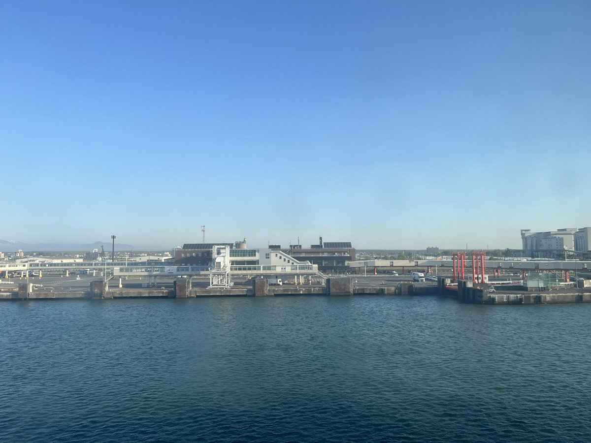 yasEVO's tweet photo. まもなく着岸するー
天気が良くて風が気持ちいい😊
移動中も波🌊が穏やかで快適な移動でした🛳️
#シルバーフェリー
#苫小牧市 https://t.co/XhJ07b8PHJ