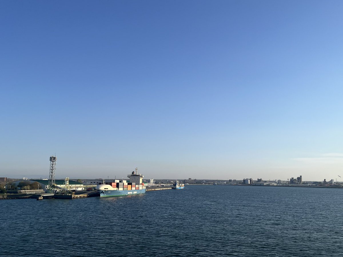 yasEVO's tweet photo. まもなく着岸するー
天気が良くて風が気持ちいい😊
移動中も波🌊が穏やかで快適な移動でした🛳️
#シルバーフェリー
#苫小牧市 https://t.co/XhJ07b8PHJ