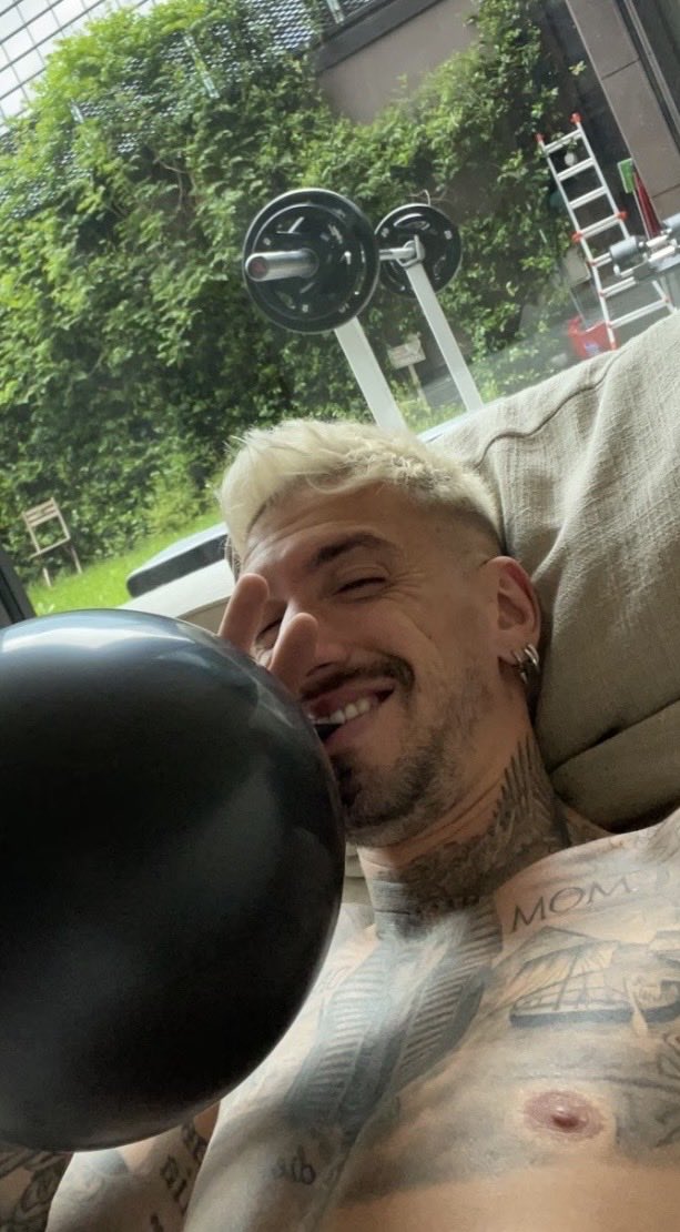 <a href="/FMaria_Corona/">Fabrizio Corona</a> 🎈 Samu Castillejo inhaling 'laughing gas'.

📸 <a href="/FMaria_Corona/">Fabrizio Corona</a>