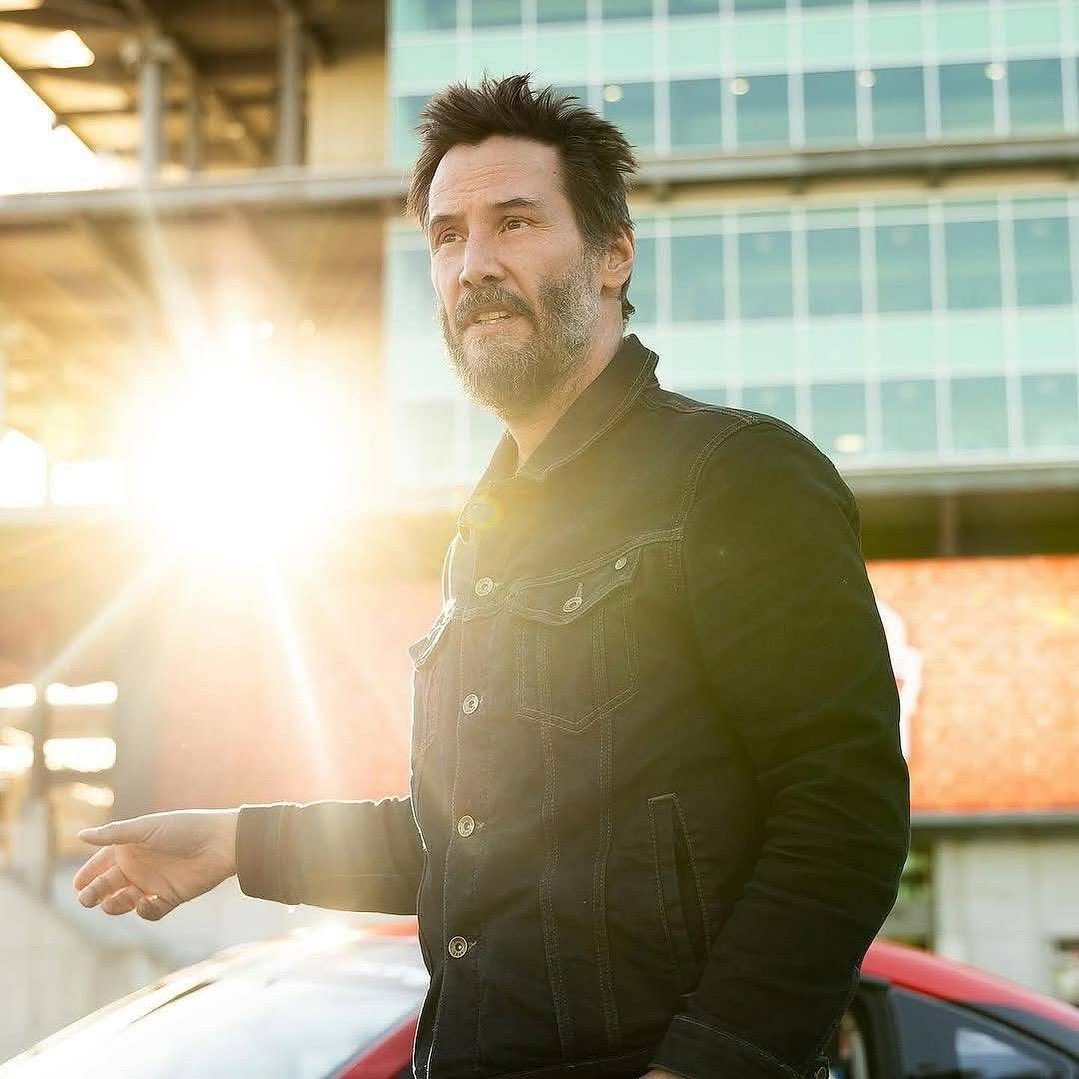 Indie5051's tweet photo. Le preguntaron a Keanu Reeves cómo sería un día perfecto para él, a lo que el actor respondió:

Keanu Reeves: “Sexo por la mañana, comer un gran desayuno, viajar en motocicleta, volver, ir a nadar, sexo, ir a comer, salir a caminar, leer un poco, ir a ver una película, más sexo, ir a un bar, tomar un poco con amigos, volver a casa, platicar un poco y tener más sexo. Ese sería un día increíble.”