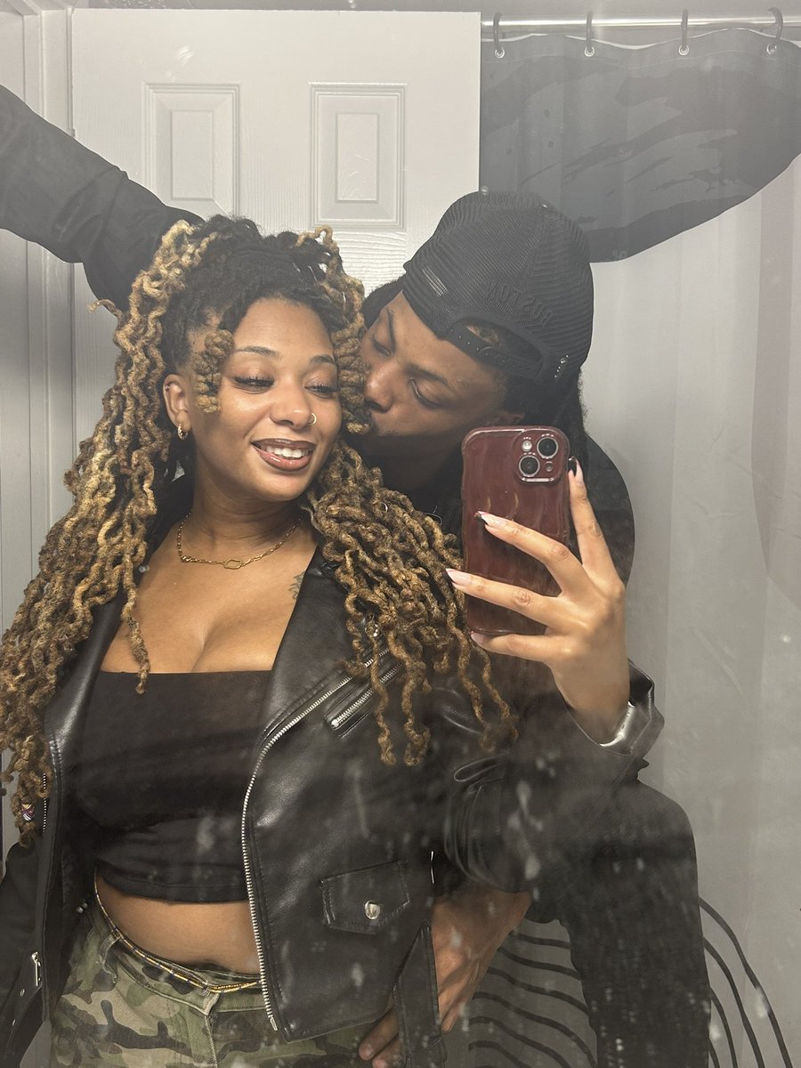The_Vibe_Dealer's tweet photo. True story: I met a stranger off twitter, became friends for two years, he came to visit, been stuck ever since. Two years later, I’m having that strangers baby. Crazy how life works huh? @mistahj317 https://t.co/BfHlJdyScy
