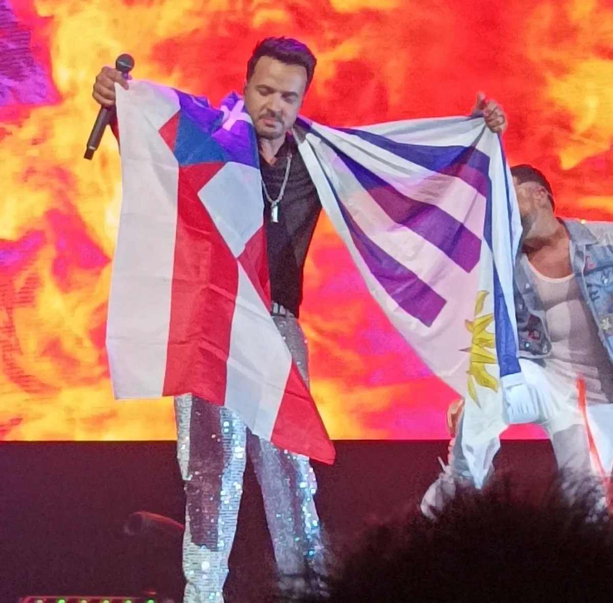 nbrs88's tweet photo. Extrañando esta noche @LuisFonsi .😍🙌🏼✨
Te necesitamos por Uruguay 🇺🇾❤️
@Pep_Uruguay https://t.co/2cyl44vMex