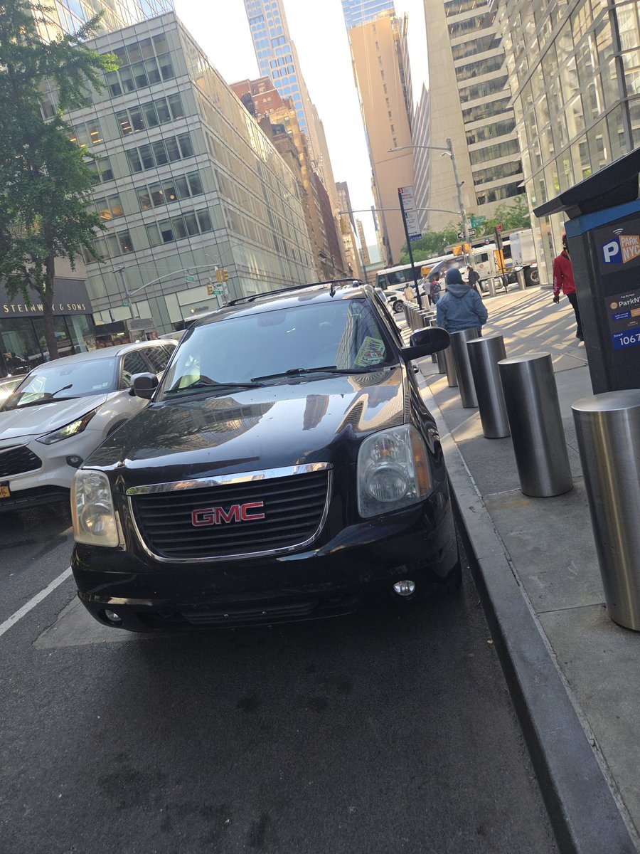 placardabuse's tweet photo. Weird that @NYPDTransport and @NYPDMTN let this #GhostCar van with its plates removed and inspection that expired 5½ years ago park illegally in the middle of Midtown with nothing more than a @Verizon ID for Melvin Camacho on the dashboard, isn't it @NYPDCT? https://t.co/ezQZSYmVmu
