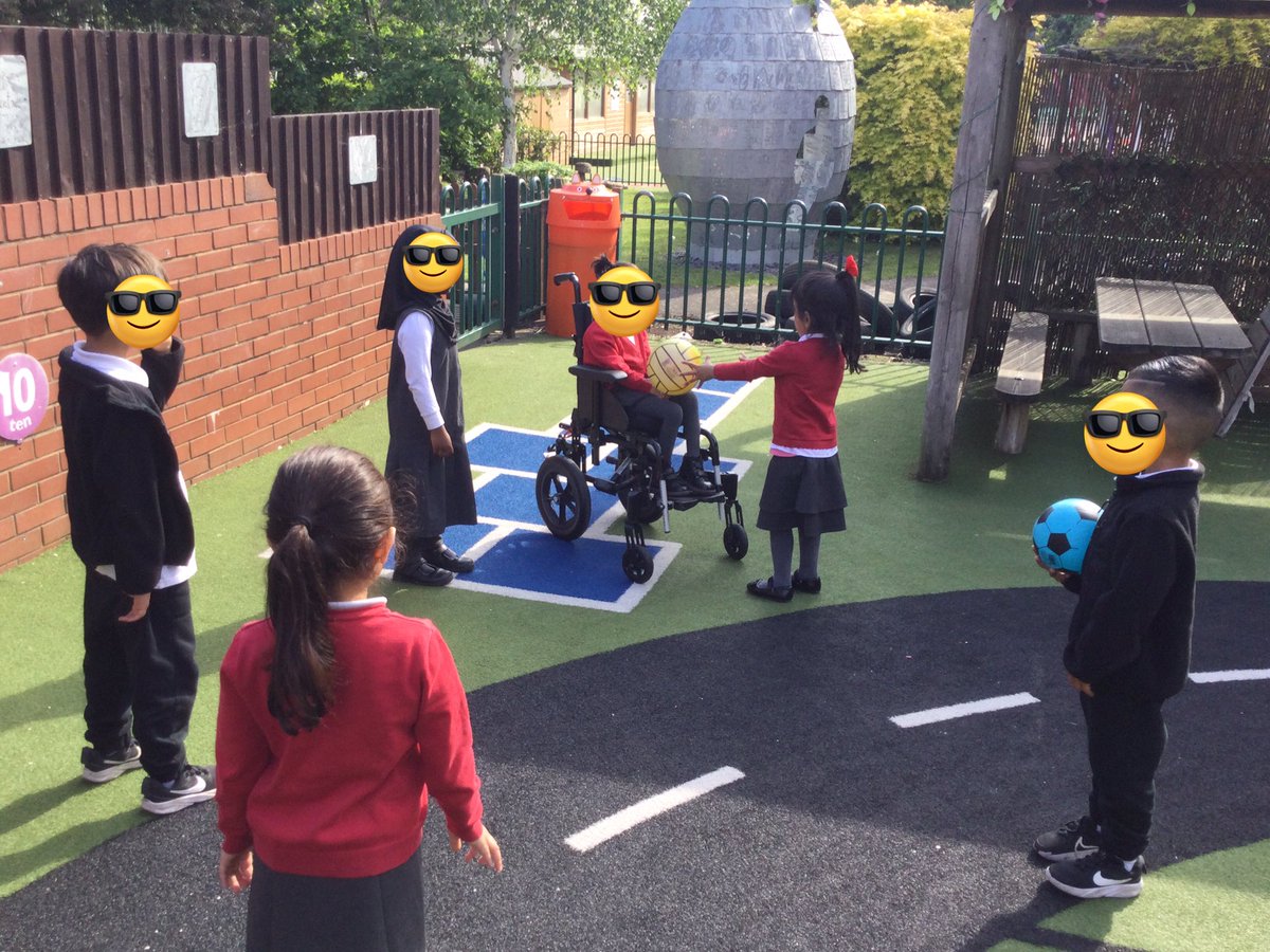 LeighPrimary's tweet photo. Nursery/Reception children have enjoyed exploring the outdoor environment and taken part in a range of outdoor activities. #Outdoorlearning #PD #memorymakers #relationshipbuilders #lifelonglearners #PSED #Article31 https://t.co/dgXln77vCv