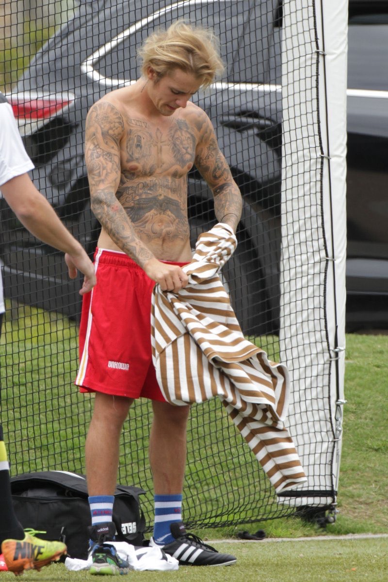 JDBieberDumps's tweet photo. Justin Bieber spotted playing soccer in Playa Vista, California.
(May 12, 2018) https://t.co/C8kJn4KxgE