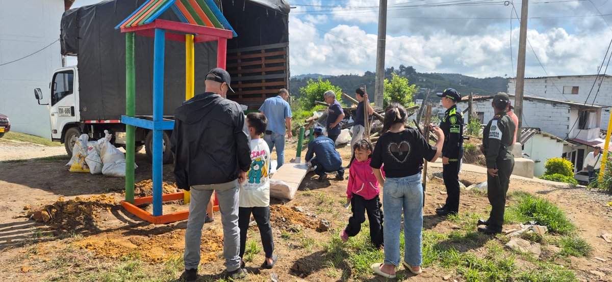 ProteccionPonal's tweet photo. Con el apoyo de la comunidad y las administracion municipal, desarrollamos la recuperación de parques, en San Vicente, #Antioquia, fomentamos el bienestar de niños, niñas y adolescentes 👧👦🌿.
#JuntosPorLaNiñez https://t.co/XDz3NXd34G