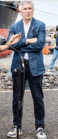 silmarfox's tweet photo. @interiorgob @eu_echo Comprarle una chaqueta nueva a Marlasca! Sería el único éxito. https://t.co/UWwsTKtmbt