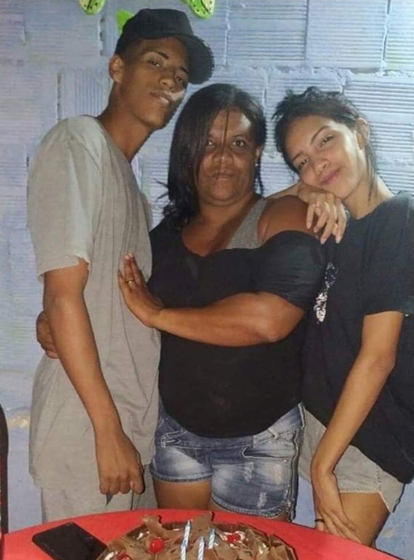 acervoffcampus's tweet photo. minha mãe tem dois braços e os dois ela usou pra abraçar meu irmão https://t.co/qzkz1YlxiV
