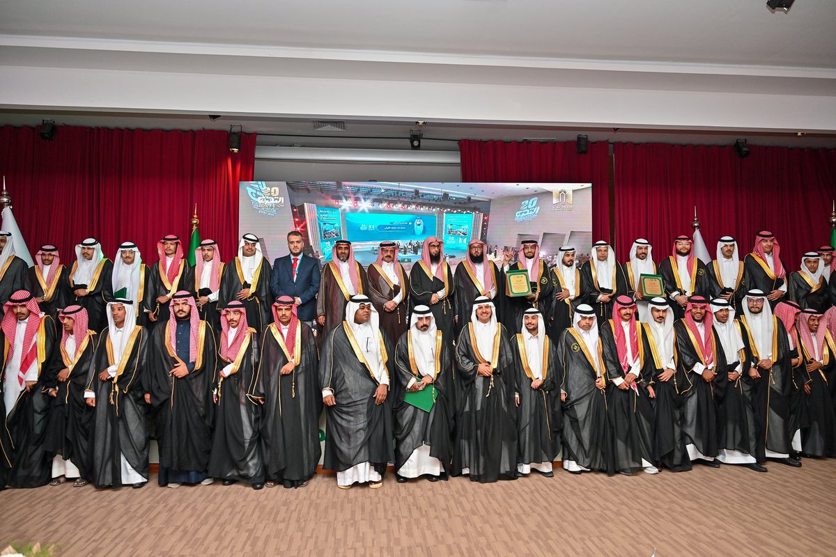 haqlalshmal's tweet photo. محافظ #حقل يشهد حفل تخريج الدفعة الـ20 من طلاب كلية حقل الجامعية https://t.co/FtZDWKaj0j