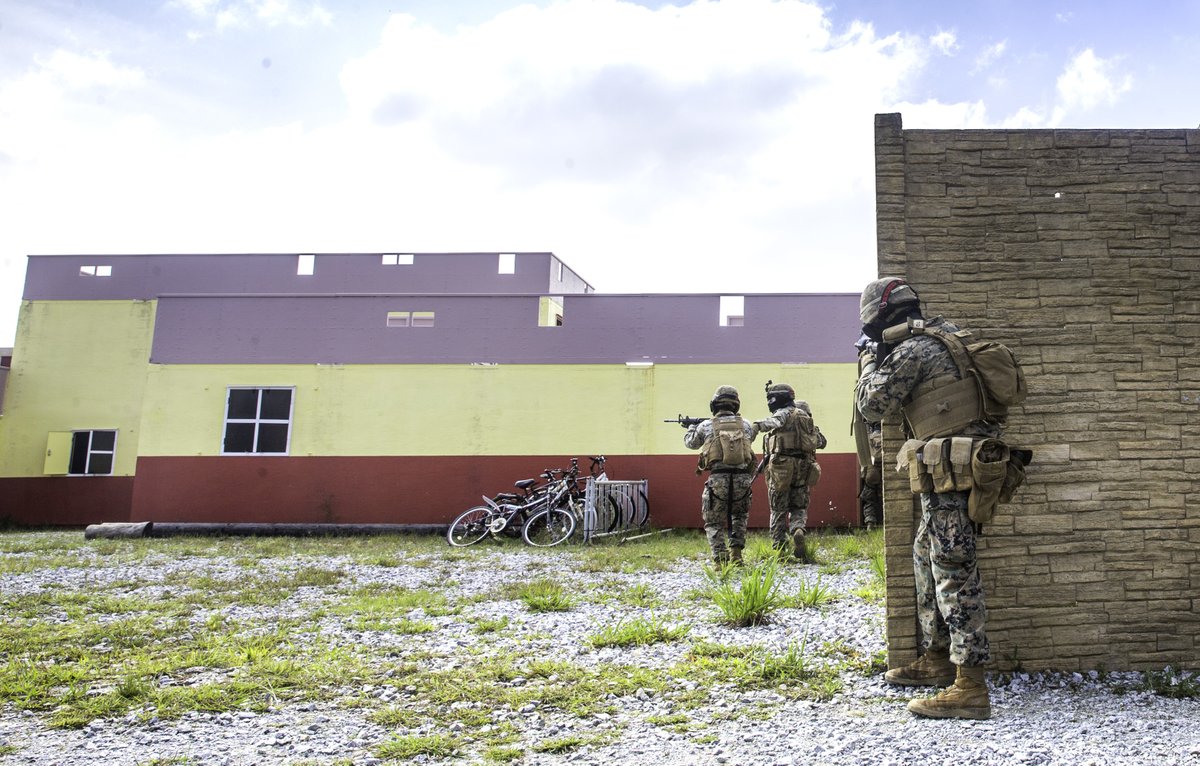 U.S. Marines assigned to 3rd Marine Division conduct military operations in urban terrain training on Camp Hansen, Okinawa. This training ensures Marines remain proficient and lethal by honing their training in urban areas to respond to fighting within cities.

📍Japan
📸 Cpl. https://t.co/AbH8pa3oH8