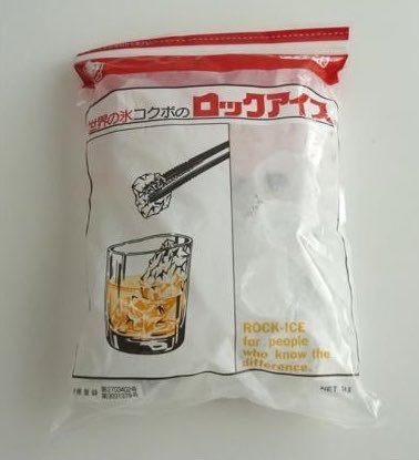 mayu_iphon's tweet photo. 旅先で熱を出したり、急な発熱で氷まくらを冷やしてなかったりした時

こいつの上の封を切らずにそのままタオルで包んで氷まくら代わりにする事で

数々の窮地を乗り越えてきた。

普通にこれでいい過ぎる。

#有益な事を呟こう https://t.co/HGwPYZKnag