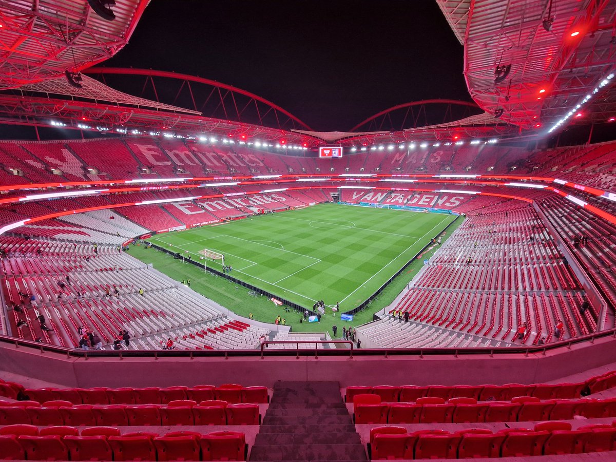 oquepassouse's tweet photo. Um clube afundado na apatia, no comodismo e na incompetência. 

O novo-riquismo e a adoração inexplicável por um ex-jogador, incompetente como dirigente e que pouco ou nada deu ao clube.
É este o @SLBenfica de 2026. Assim quiseram os seus sócios.

Preparem-se para o que aí vem. https://t.co/xflRdQdlzg