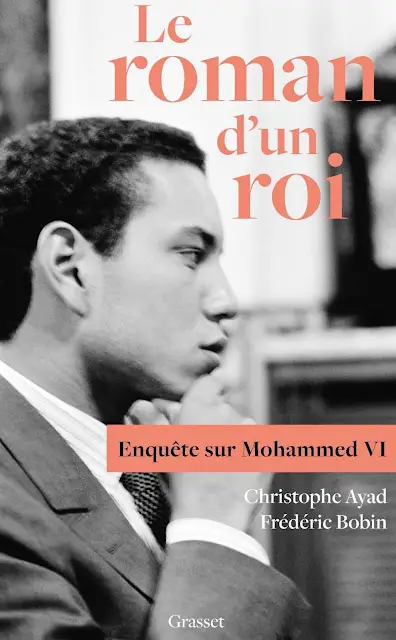 BritUKSkip's tweet photo. Pour celui qui veut lire tout l'article.
https://t.co/ZCCtJ5MIOl

La parution de l’ouvrage-enquête "Le Roman d’un roi" n’est pas une simple sortie littéraire ; c’est un séisme. 

En plus de trois cents pages documentées, les auteurs explorent les zones d’ombre d’un souverain devenu une énigme pour son propre peuple, dépeignant une monarchie en déliquescence entre les palais parisiens, les villas de Zanzibar et les cercles d’influence troubles.

Le 6 mai 2026 marque un tournant dans la perception de la monarchie alaouite. Avec la parution de  "Le Roman d’un roi", chez Grasset, les journalistes Christophe Ayad et Frédéric Bobin brisent l’omerta qui entourait le palais de Rabat. 

Ce livre-enquête, fruit d’années d’investigations et d’une actualisation rigoureuse d’une série parue à l’été 2025, dresse le bilan d’un monarque, Mohammed VI, dont l’absence physique n’a d’égale que l’omniprésence de ses intérêts financiers. 

Entre l’influence de cercles occultes, une prédation économique sans précédent  et une déconnexion sociale totale, plongée dans les méandres d’un pouvoir qui s’étiole.

La parution de l’ouvrage-enquête Le Roman d’un roi n’est pas une simple sortie littéraire, c’est un séisme. En plus de trois cents pages documentées, les auteurs explorent les zones d’ombre d’un souverain devenu une énigme pour son propre peuple, dépeignant une monarchie en déliquescence entre les palais parisiens, les villas de Zanzibar et les cercles d’influence troubles. Ce n’est plus l’histoire d’un homme, c’est le diagnostic d’une panne systémique.

Le thème central, le fil rouge qui irrigue chaque chapitre de l’ouvrage,  est celui de «l’absence». Depuis plusieurs années, Mohammed VI semble avoir développé une allergie  au protocole de Rabat, à la lourdeur des cérémonies officielles et à la proximité physique avec ses sujets.  Il est devenu, selon les termes des auteurs, un «monarque intermittent».

Ses séjours prolongés à l’étranger, notamment en France, ne sont plus des exceptions diplomatiques mais un mode de vie. 

«Le trône est devenu un fauteuil vide. Tandis que le pays traverse des crises sociales majeures, le souverain préfère l’anonymat des capitales européennes à la chaleur des foules de Casablanca ou de Tanger», lit-on dans ce roman.

Cette intermittence royale n’est pas qu’une anecdote privée ; elle paralyse l’appareil d’État.   Le livre raconte avec précision les mois de paralysie administrative lorsque des arbitrages cruciaux sont attendus, mais que le «Commandeur des croyants» reste injoignable, perdu dans une oisiveté que rien ne semble pouvoir interrompre. 

On y découvre un roi qui fuit ses responsabilités dans le luxe des palaces parisiens, laissant un pays en pilotage automatique, suspendu à un signal qui ne vient jamais.

Le clan Azaitar, les nouveaux vizirs de l’ombre L’un des chapitres les plus explosifs, et sans doute le plus polémique au Maroc, concerne l’influence grandissante des frères Azaitar. Ces champions de MMA, au passé judiciaire trouble en Allemagne, ont investi le premier cercle royal au point d’en devenir les gardiens. Ayad et Bobin décrivent une influence qui dépasse l’entendement. En effet, ils occupent les résidences royales, utilisent la flotte d’avions officielle et s’affichent avec une morgue qui scandalise le Makhzen traditionnel. «On n’entre plus au palais par le mérite ou la lignée, mais par la grâce d’une amitié fusionnelle avec les frères Azaitar, devenus les véritables ‘‘portiers’’ de la volonté royale», affirment les sources des journalistes auteurs.