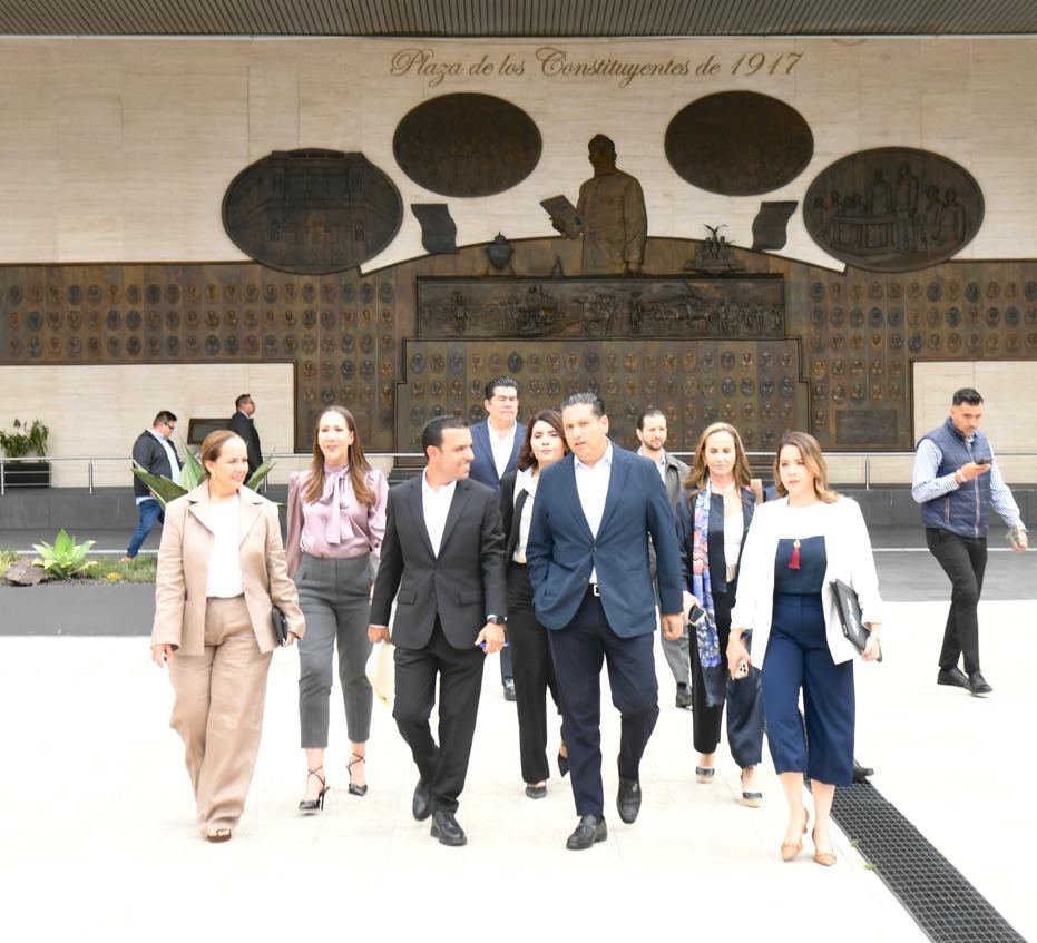 NoemiLuna_Zac's tweet photo. Entregamos al Secretario General de la @Mx_Diputados la solicitud de JUICIO POLÍTICO y separación definitiva del cargo para el Narcogobernador prófugo Ruben Rocha.

La Presidenta @Claudiashein deberá elegir entre proteger a criminales de su partido o defender al pueblo de México. https://t.co/YZvjWA59C5