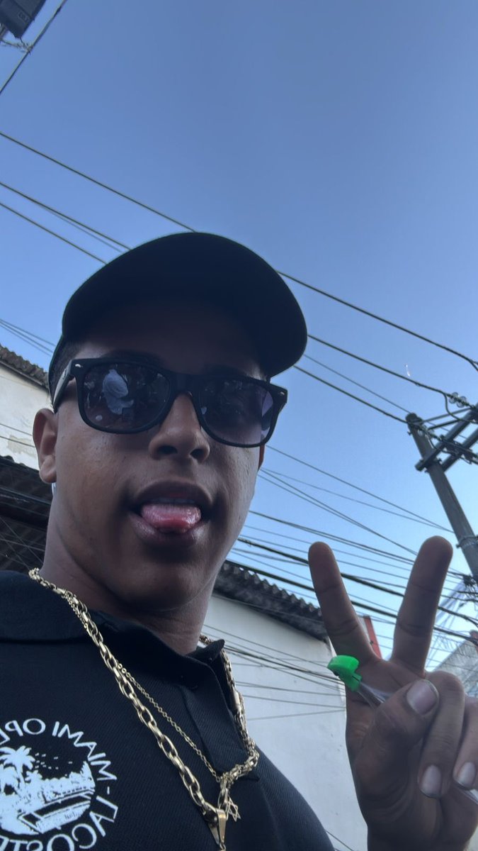 jootuezin's tweet photo. Lança na mão e subindo balão, se eles tenta nos tá em casa 🥴🎶🎈📸 https://t.co/yWGHIrRIMP
