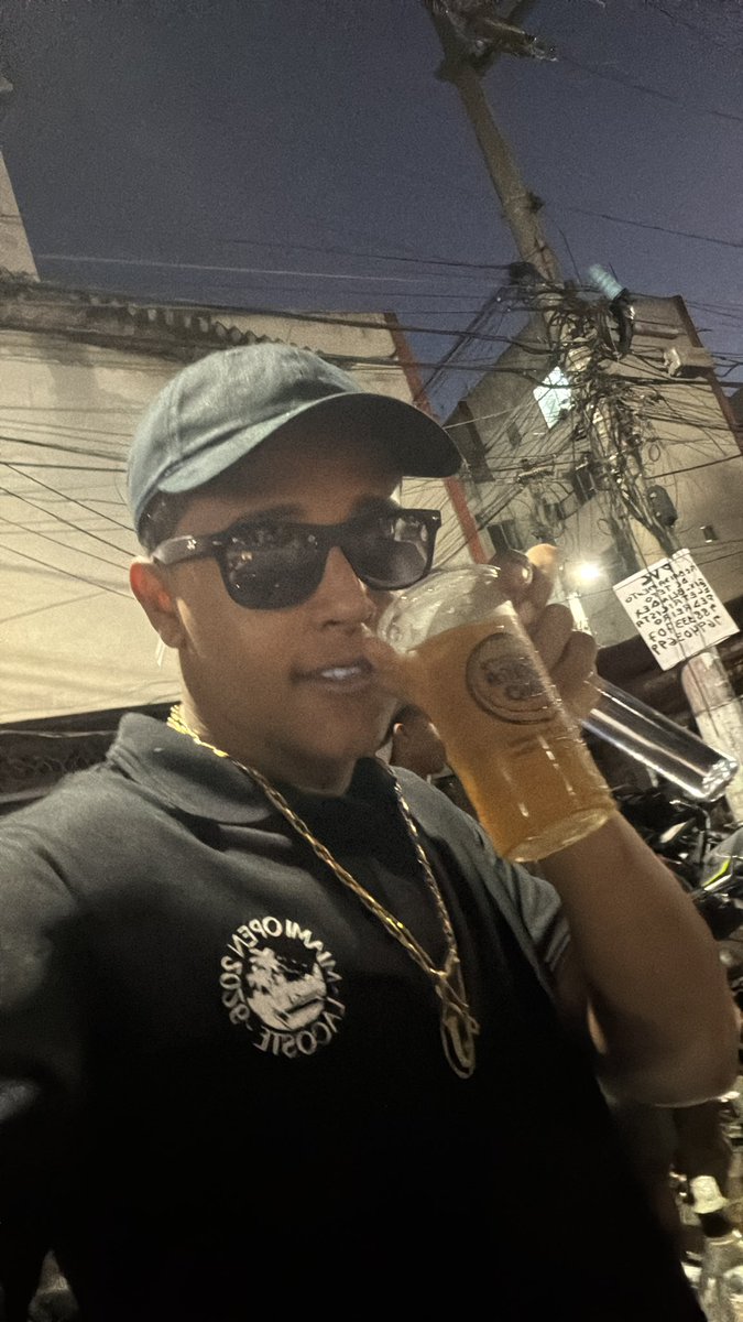 jootuezin's tweet photo. Lança na mão e subindo balão, se eles tenta nos tá em casa 🥴🎶🎈📸 https://t.co/yWGHIrRIMP