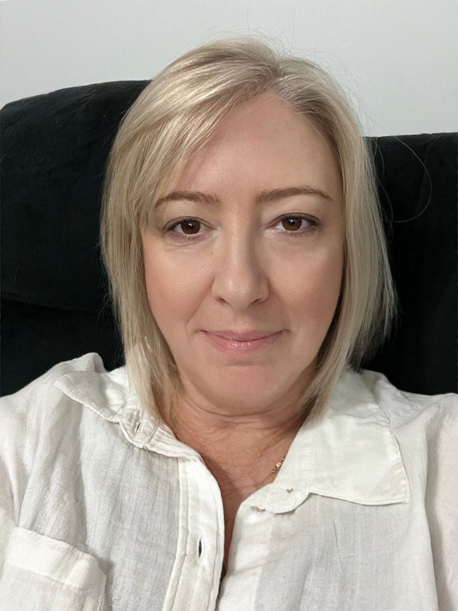 Asapertadas26's tweet photo. Essa coroa exibiu sua bucetinha greluda pelo shortinho sem calcinha em público vazou: na rua movimentada, a coroa safada abriu as pernas discretamente gemendo baixinho “olha como eu tô sem calcinha”, o shortinho fino marcava a bucetinha greluda inchada, ela puxou o pano pro lado mostrando tudo “tô molhada pra caralho no meio da rua”, ficou se exibindo esfregando a bucetinha greluda enquanto as pessoas passavam. Olha o nível dessa coroa vadia exibindo a bucetinha sem calcinha em público

Vídeo completo no comentários 👇🏻