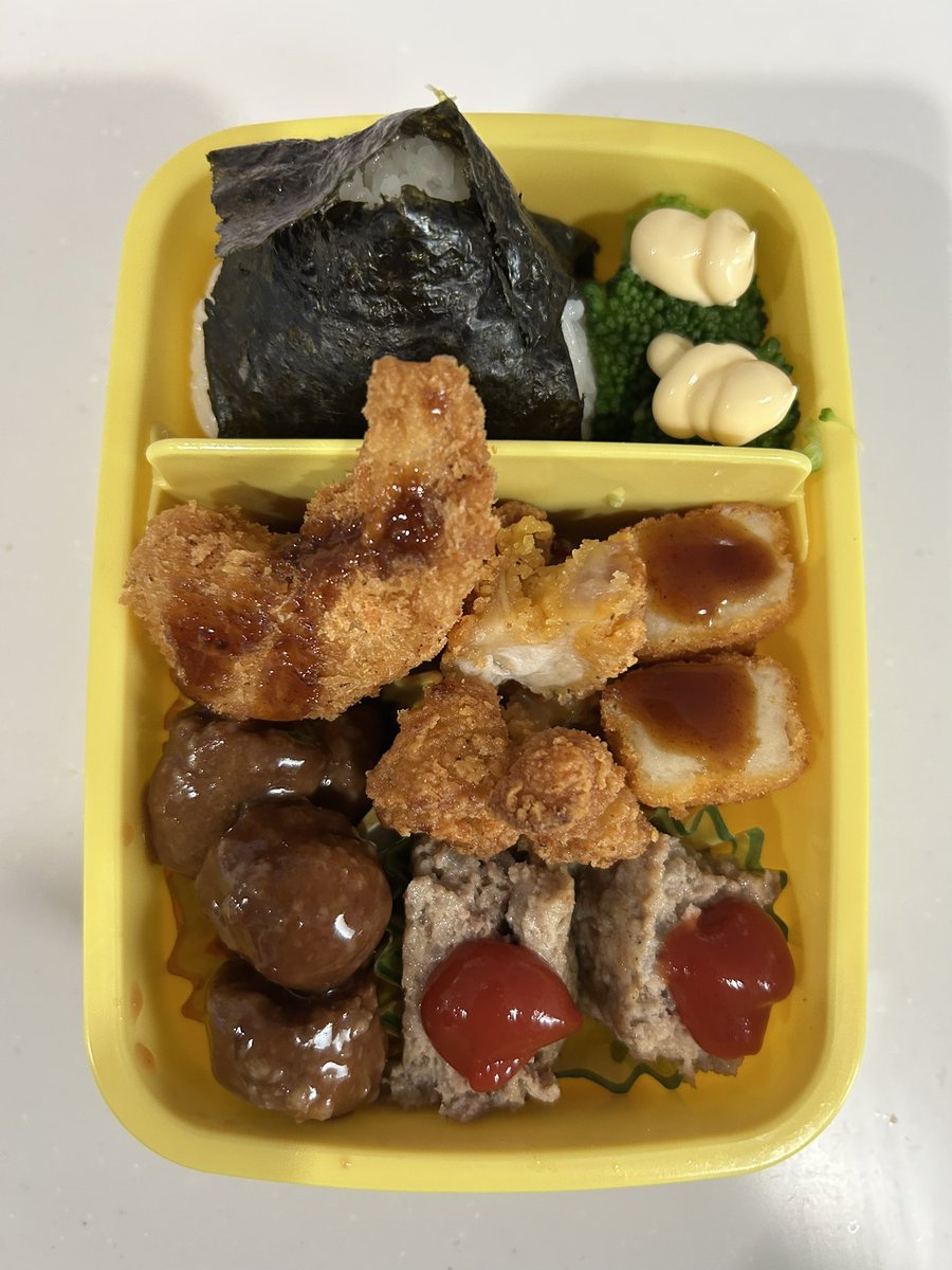 kmsilbf's tweet photo. お弁当
ツナマヨおにぎり
ブロッコリー
コロッケ
唐揚げ
エビフライ
ハンバーグ
ミートボール https://t.co/qddvm3N6Y9