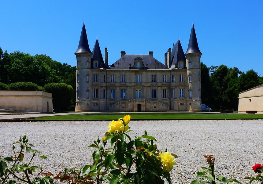 CFluviales's tweet photo. ¿Aún sin plan para Nochevieja? 
🎆 Embárcate en un crucero de lujo por el Garona y celebra el fin de año en Burdeos. Cena de gala, vinos de prestigio y el mejor ambiente fluvial. 🚢🍷

🔗https://t.co/x2ShbVfi7S 

#CrucerosFluviales #Crucemar #FinDeAño #Cruceros #Burdeos #Viajes https://t.co/ms0V03tjnp