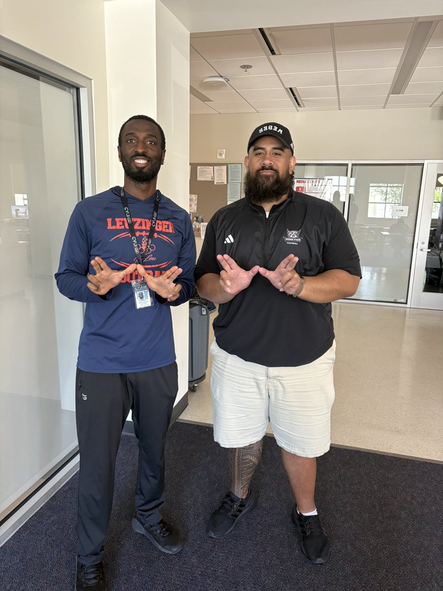 Leuzinger_fb's tweet photo. Weber State Wildcats made their way into the LeuHouse!
Thank you @CoachOno for coming to the Leu to check out some Olympians!
#WhyNotLeu https://t.co/KHleU7CNDc