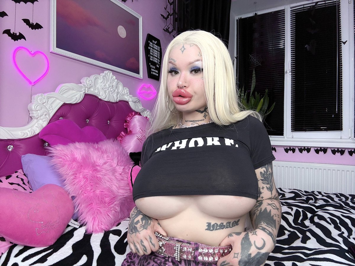 nasty_bimbo666's tweet photo. Sweet babygirl needs something big to fill her facepussy🥵 https://t.co/1yZAsC1hN9